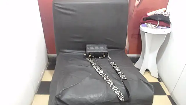 Snapshot of Laura_hottt chatting on 10-17-25, 03:25 Laura hottt online show from 10-17-25, 03:25