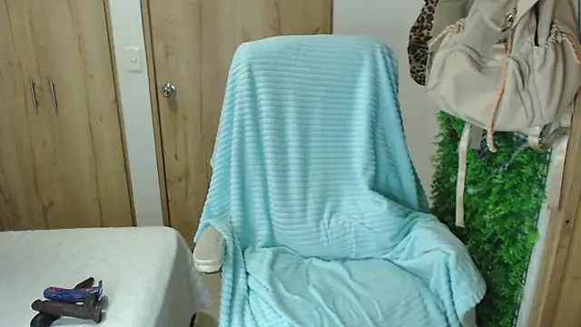 Snapshot of Neerea chatting on 05-06-26, 11:42 Neerea online show from 05-06-26, 11:42