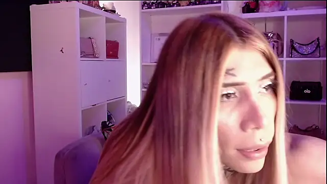 Snapshot of caroline_cossei chatting on 10-03-25, 04:58 caroline cossei online show from 10-03-25, 04:58