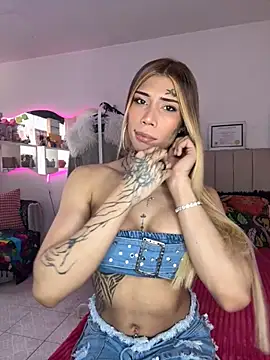 Snapshot of caroline_cossei chatting on 09-24-25, 02:45 caroline cossei online show from 09-24-25, 02:45