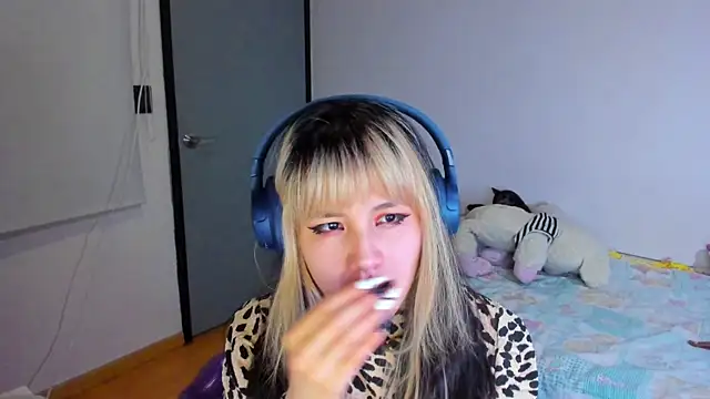 Snapshot of Akane-Mou chatting on 12-10-24, 07:37 Akane-Mou online show from 12-10-24, 07:37
