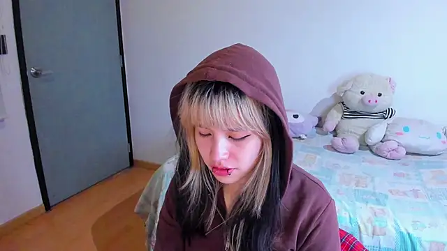 Snapshot of Akane-Mou chatting on 12-06-24, 04:30 Akane-Mou online show from 12-06-24, 04:30