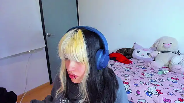 Snapshot of Akane-Mou chatting on 02-25-25, 11:32 Akane-Mou online show from 02-25-25, 11:32