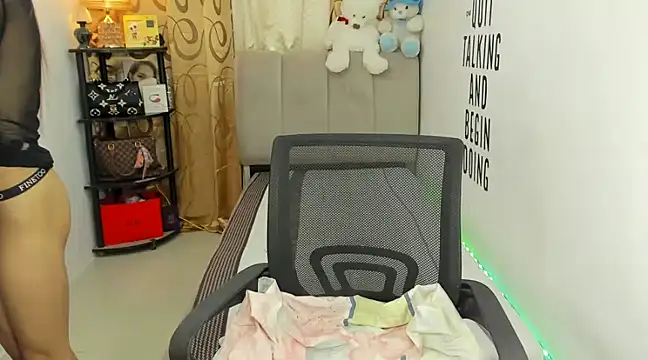 Snapshot of Trixie_Mattel21 chatting on 01-13-25, 05:23 Trixie Mattel21 online show from 01-13-25, 05:23