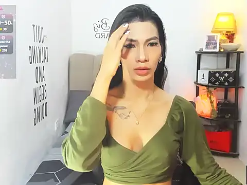 Trixie Mattel21 online show from 03-25-26, 10:52