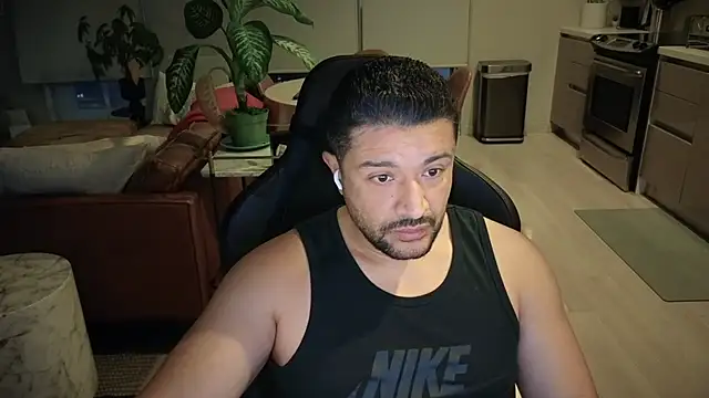 Snapshot of HungandThickLatin chatting on 09-18-25, 01:25 HungandThickLatin online show from 09-18-25, 01:25
