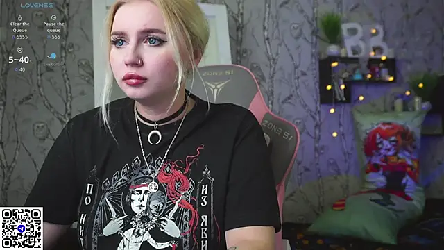 Snapshot of Moon_Valkyrie chatting on 12-23-25, 10:47 Moon Valkyrie online show from 12-23-25, 10:47