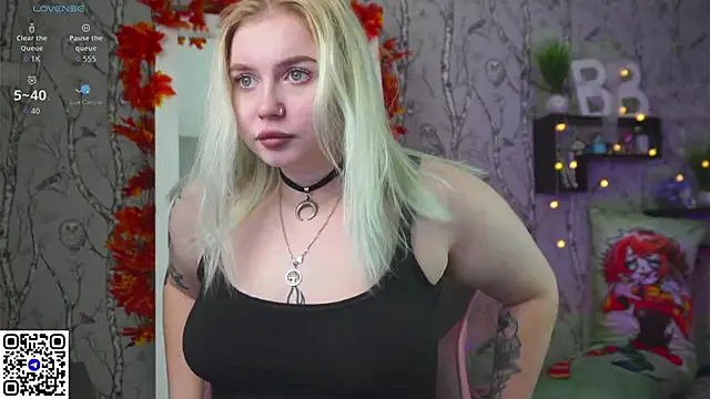 Snapshot of Moon_Valkyrie chatting on 10-22-25, 09:42 Moon Valkyrie online show from 10-22-25, 09:42