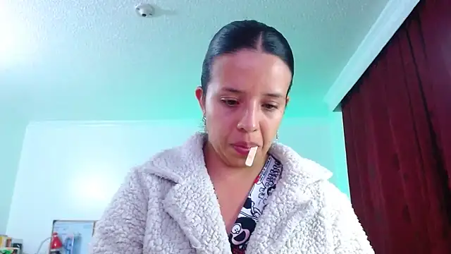 Snapshot of VALERY_MEER chatting on 10-19-25, 12:35 VALERY MEER online show from 10-19-25, 12:35