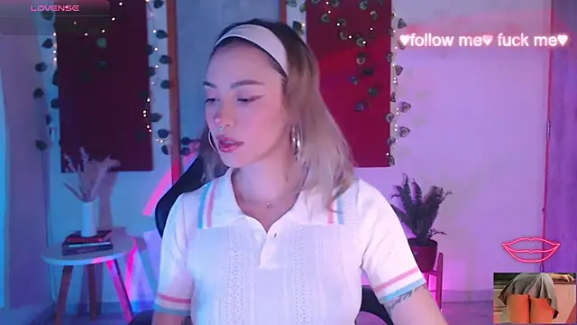 Snapshot of sakura_beauty chatting on 11-02-25, 04:39 sakura beauty online show from 11-02-25, 04:39