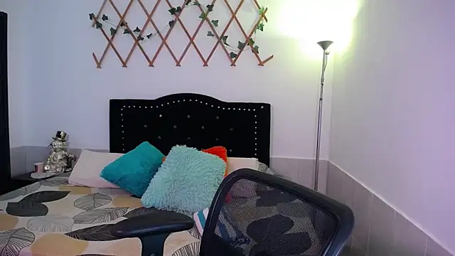 naughty girl 4u online show from 10-30-25, 03:53