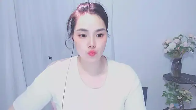 Snapshot of SHY-_-girl chatting on 05-15-26, 05:27 SHY- -girl online show from 05-15-26, 05:27