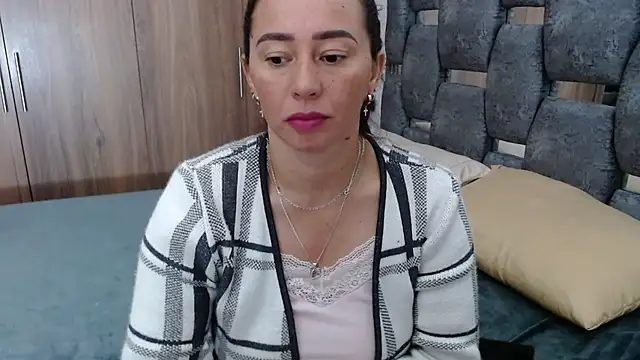 Snapshot of sara_hott_1 chatting on 03-05-25, 12:44 sara hott 1 online show from 03-05-25, 12:44