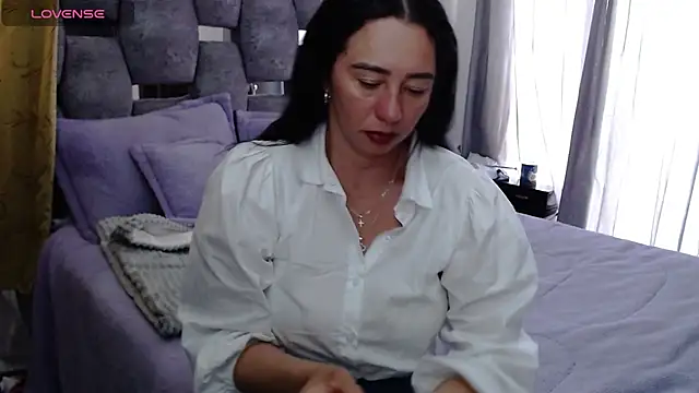 Snapshot of sara_hott_1 chatting on 10-24-25, 05:12 sara hott 1 online show from 10-24-25, 05:12