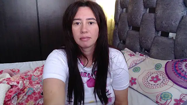Snapshot of sara_hott_1 chatting on 06-10-26, 02:29 sara hott 1 online show from 06-10-26, 02:29