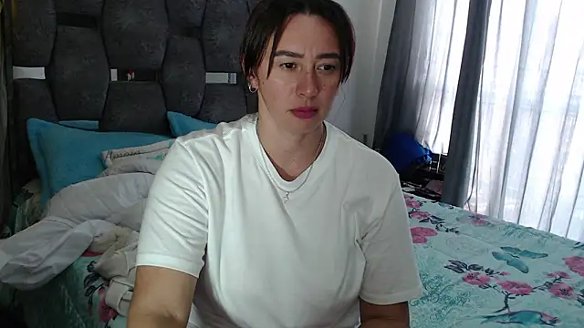 Snapshot of sara_hott_1 chatting on 02-26-26, 08:20 sara hott 1 online show from 02-26-26, 08:20