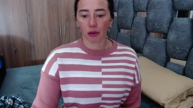 Snapshot of sara_hott_1 chatting on 02-19-25, 02:01 sara hott 1 online show from 02-19-25, 02:01