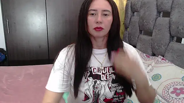 Snapshot of sara_hott_1 chatting on 06-04-26, 06:56 sara hott 1 online show from 06-04-26, 06:56