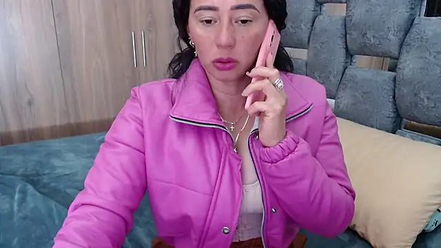 Snapshot of sara_hott_1 chatting on 02-21-25, 06:48 sara hott 1 online show from 02-21-25, 06:48