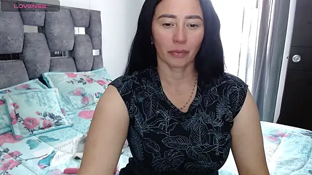 Snapshot of sara_hott_1 chatting on 10-15-25, 04:15 sara hott 1 online show from 10-15-25, 04:15