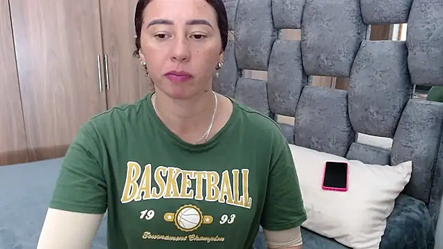 Snapshot of sara_hott_1 chatting on 02-26-25, 02:16 sara hott 1 online show from 02-26-25, 02:16