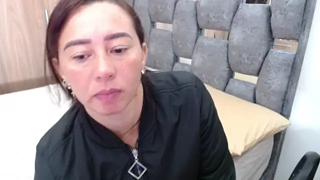 Snapshot of sara_hott_1 chatting on 03-21-25, 12:39 sara hott 1 online show from 03-21-25, 12:39