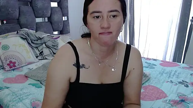 sara hott 1 online show from 11-18-25, 02:42