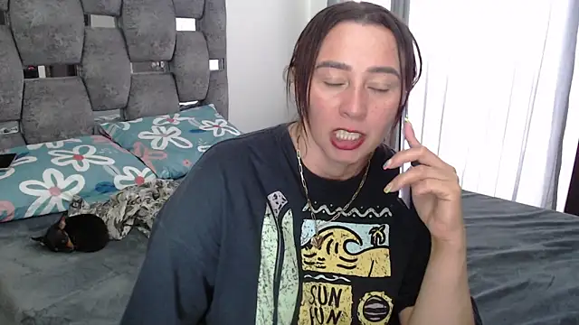 Snapshot of sara_hott_1 chatting on 05-14-26, 05:21 sara hott 1 online show from 05-14-26, 05:21