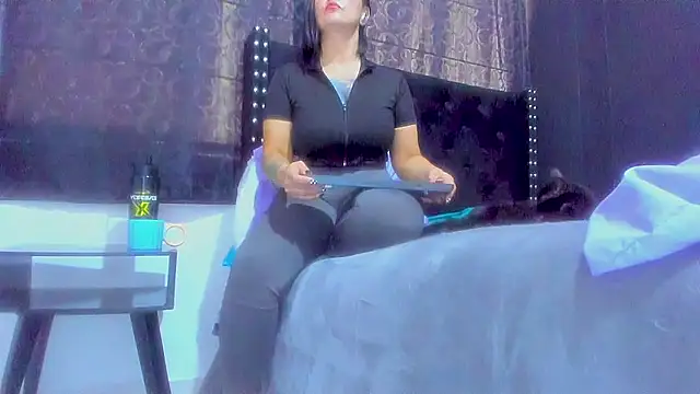Snapshot of amareto_queen chatting on 10-19-25, 07:16 amareto queen online show from 10-19-25, 07:16