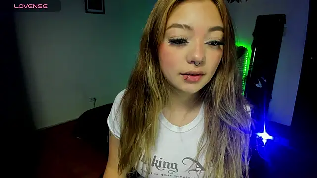 Snapshot of Megan_19_ chatting on 10-24-25, 01:43 Megan 19  online show from 10-24-25, 01:43