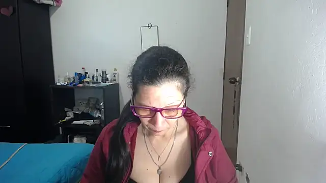Snapshot of latin49 chatting on 10-29-25, 04:00 latin49 online show from 10-29-25, 04:00