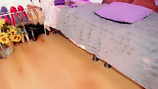 lesly xx online show from 06-15-26, 07:35