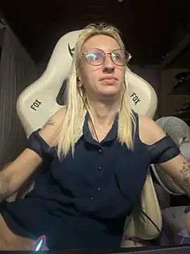 Snapshot of bunnydark00 chatting on 11-23-25, 02:32 bunnydark00 online show from 11-23-25, 02:32