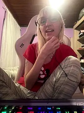 Snapshot of bunnydark00 chatting on 11-04-25, 01:31 bunnydark00 online show from 11-04-25, 01:31