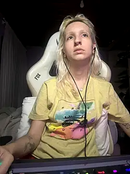 Snapshot of bunnydark00 chatting on 11-18-25, 02:05 bunnydark00 online show from 11-18-25, 02:05