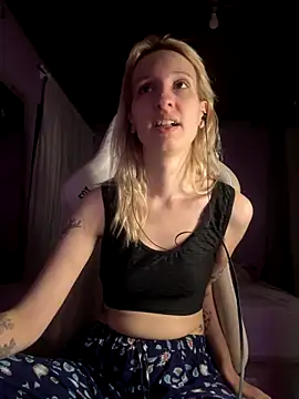 Snapshot of bunnydark00 chatting on 12-20-25, 12:35 bunnydark00 online show from 12-20-25, 12:35