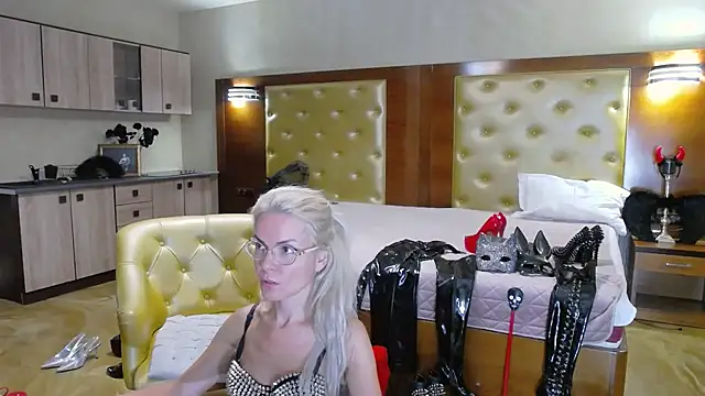 Snapshot of DomCaprisse chatting on 09-17-25, 12:51 DomCaprisse online show from 09-17-25, 12:51