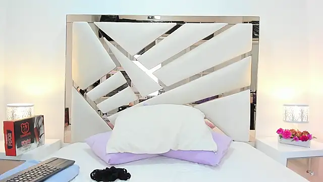 Snapshot of Naughty__Mom chatting on 03-16-25, 10:33 Naughty Mom online show from 03-16-25, 10:33