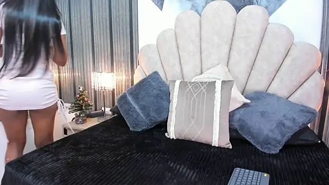 Snapshot of Naughty__Mom chatting on 12-19-25, 12:18 Naughty Mom online show from 12-19-25, 12:18