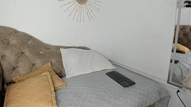 Snapshot of Naughty__Mom chatting on 02-26-25, 09:33 Naughty Mom online show from 02-26-25, 09:33