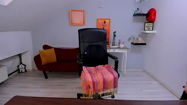 LollaGirl online show from 03-05-26, 04:20