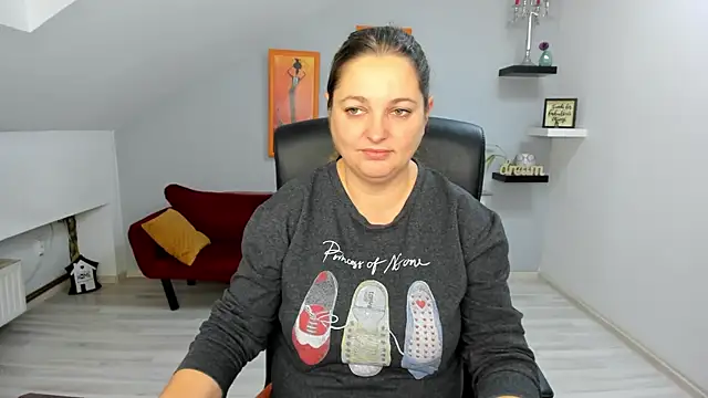 LollaGirl online show from 11-25-25, 04:13