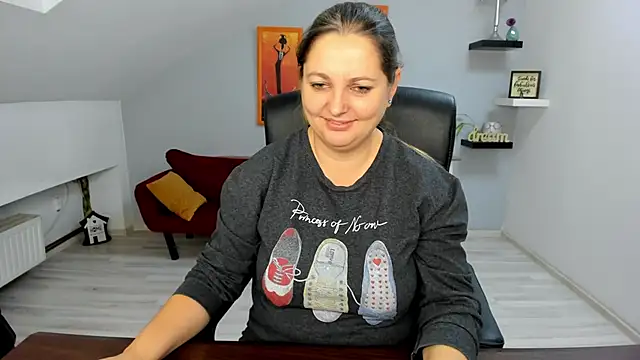 LollaGirl online show from 11-27-25, 04:24