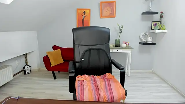 LollaGirl online show from 10-08-25, 03:19