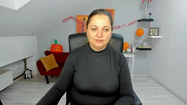 LollaGirl online show from 10-30-25, 04:22