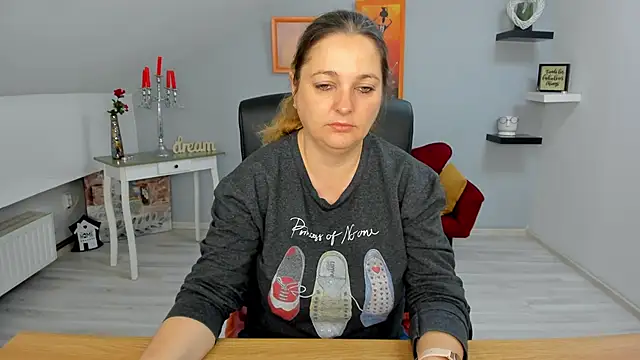 LollaGirl online show from 03-17-25, 04:19