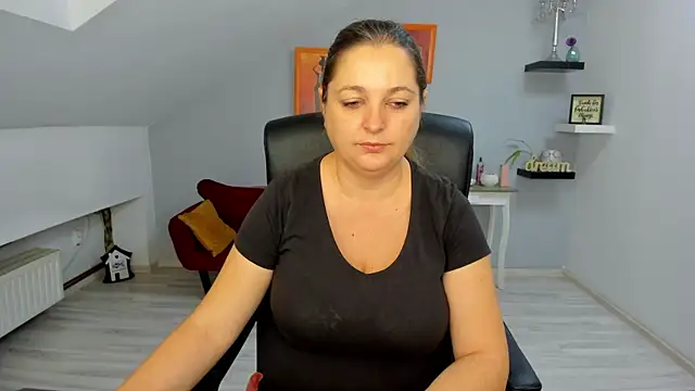 LollaGirl online show from 11-11-25, 04:18