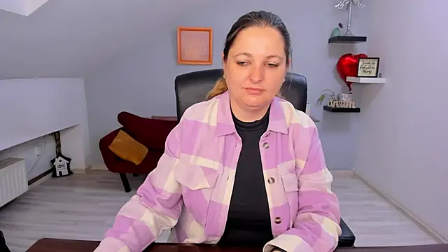 LollaGirl online show from 03-26-26, 04:22