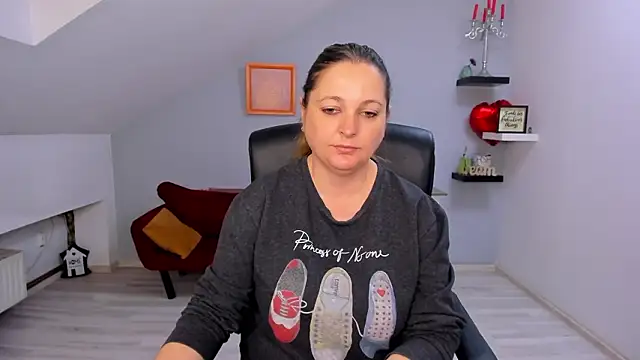 LollaGirl online show from 03-20-26, 04:13