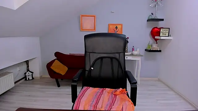 LollaGirl online show from 03-25-26, 04:23